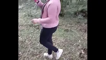 Sexo amador casada engolindo leite na floresta