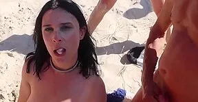 le bukkae bien hard sur la plage de la chienne